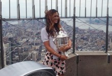 Michelle Wie mostró el trofeo del US Open desde lo más alto del Empire State