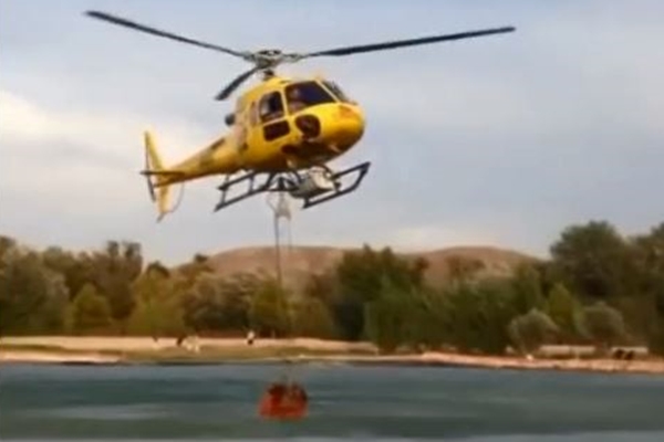 Un momento de la extracción del agua por parte de uno de los helicópteros
