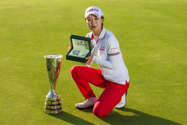 La coreana Hyo Joo Kim con su trofeo. Foto: LET