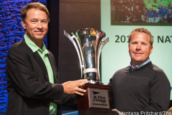 Andrew Nisbet recibiendo de manos de Davis Love III el PGA Junior League Golf trophy en enero de 2013. Foto: PGA.com