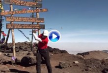 Golfista corona el Kilimanjaro y lo celebra con un golpe desde la cima del continente africano (VÍDEO)
