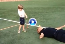 Tommy, el niño de 3 años con un solo brazo, golpeó la bola colocada en la boca de un hombre (VÍDEO)