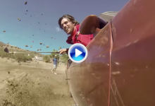 Otra de los Bryan Bros: Así se golpea una pelota de golf lanzada desde un Mustang en marcha (VÍDEO)