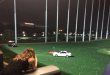 Un hombre se mete con su Jaguar en un campo de prácticas y lo bombardean con bolas de golf