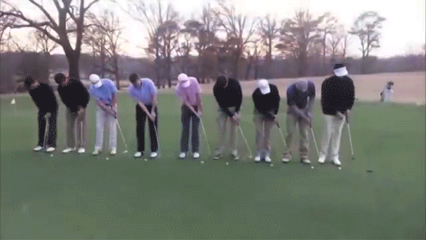 Nueve jugadores hacen al mismo tiempo un putt en línea
