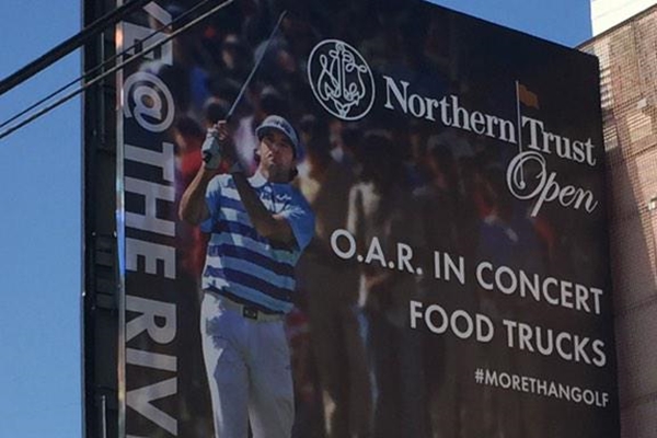 Un cartel en la ciudad con Bubba Watson anuncia el Northern Trust Open