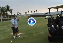 Candidato al peor golfista del mundo: Un jugador se golpea la cabeza con su propia bola (VÍDEO)