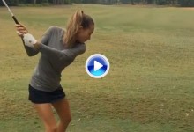 La modelo de trajes de baño Hannah Davis hace sus primeros pinitos en el golf (VÍDEO)