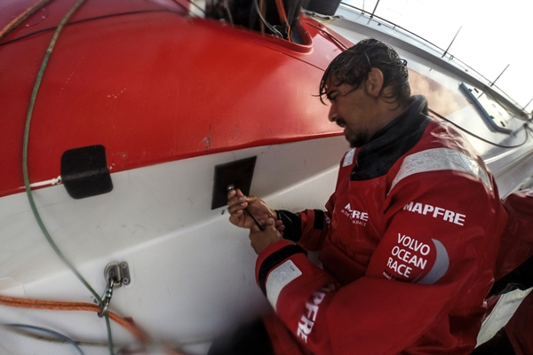 'Willy' reparando parte de los daños. Foto: Francisco Vignale-MAPFRE-Volvo Ocean Race