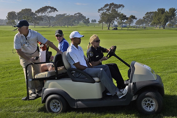 Momento en el que Tiger Woods se retira del Farmers Insurance Foto Stan Badz-PGA Tour