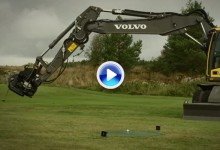¿Jugar al golf con una excavadora? Pan comido (VÍDEO)