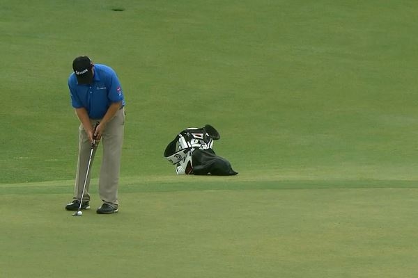 J.B. Holmes putt