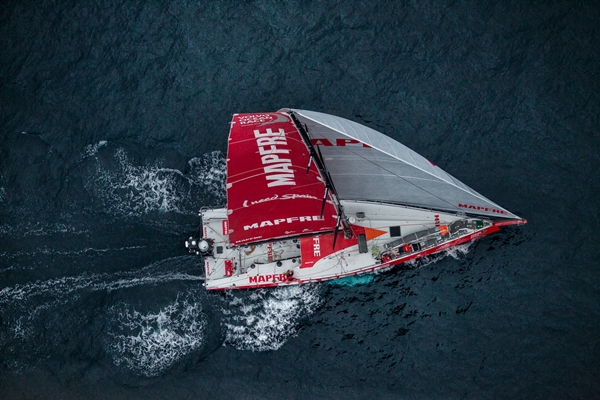 La flota de la Volvo Ocean Race se despega de la costa con MAPFRE en cabeza
