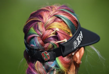 La golfista norteamericana Michelle Wie transforma su pelo en un gran arcoiris