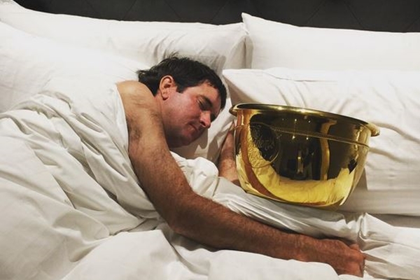 Bubba Watson con la Presidents Cup en la cama