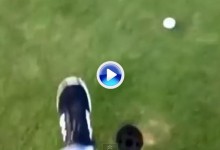 La bola iba directa al hoyo para su primer eagle, pero su compañero le pegó una patada (VÍDEO)