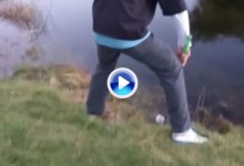 ¡Vaya recuperación! Éste golfista metió la bola en green con un golpe entre las piernas y de espaldas (VÍDEO)