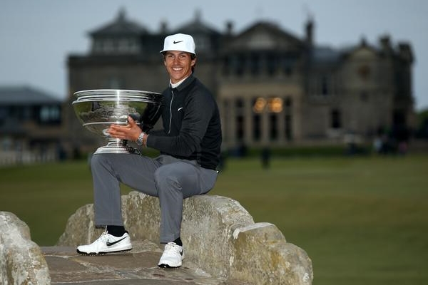 Thorbjørn Olesen en el Swilcan Bridge exhibiendo su trofeo de campeón en el Alfred Dunhill Links Championship Foto @European Tour