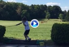 No todo sale bien: Este niño pretendía dar un golpe larguísimo, pero la bola impactó en su cara (VÍDEO)