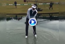 Bubba Watson dio en Japón una clase magistral de cómo sacar la bola desde dentro del agua (VÍDEO)