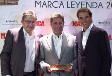 Olazábal recibe el «Marca Leyenda», que distingue a los deportistas ejemplares, de la mano de Nadal