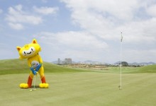 Tras 112 años de espera, el golf ya tiene su campo Olímpico. Vinicius, la mascota, dio el primer golpe