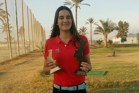 Teresa Argilés muestra orgullosa sus trofeos