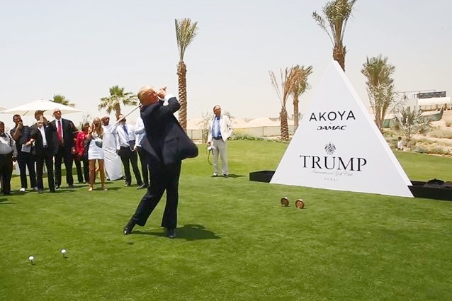 Donald Trump en Dubai dando el golpe de inauguración