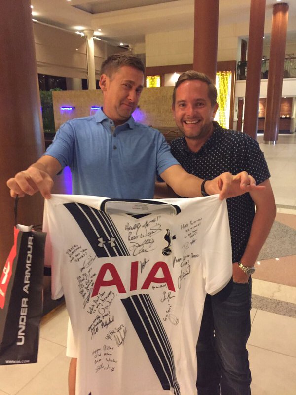 Ian Poulter con la camiseta del Tottenham. Foto @DarrenClarke60