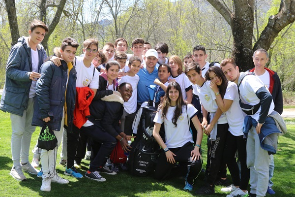 Jordan Smith con los alumnos del programa Golf en Colegios. Foto: Fernando Herranz