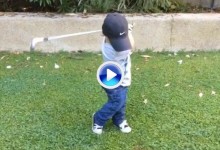 21.04.2016: Hasta su propio profesor alucina. Vea el increíble swing de este niño de tan solo ¡¡2 años!! (VÍDEO)