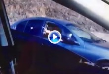 Una mujer da calabazas desde el coche a un hombre y éste responde lanzándole bolas (VÍDEO)