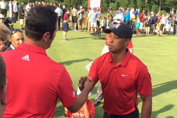 Tiger Woods felicita a Jon Ram en el Quicken Loans National. Foto: @KollinCurrie