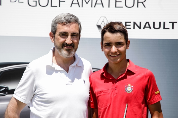El joven jugador Alejandro Aguilera, autor de la mejor vuelta del torneo, junto al Director de Comunicación de Renault, Jesús Presa