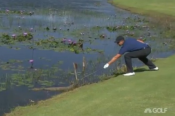 El sueco se animó a retirar al reptil del campo con un curioso método... ¡y lo logró! Foto: @GolfChannel