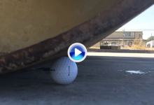 ¿Qué cree que sucedería si una apisonadora pasa por encima de una bola de golf? ¿Seguro? (VÍDEO)