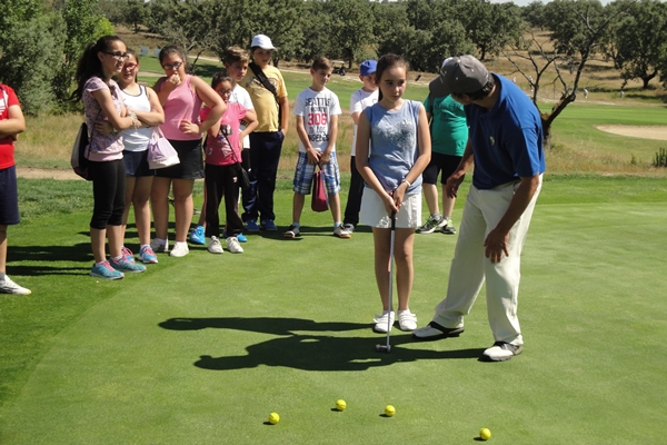 David Pastor, presidente de la PGA, con niños durante una clase de golf