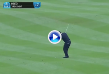 El Golf es duro: Un tirazo de Patrick Reed se va al agua tras pegar en el palo de la bandera (VÍDEO)