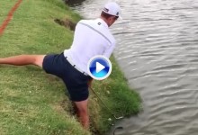 Este golfista no se dio cuenta de que el golpe era imposible hasta que se llevó el remojón (VÍDEO)