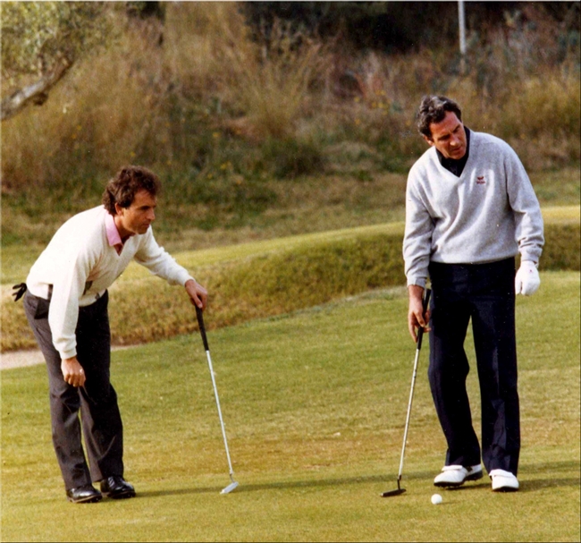 José Rivero y José María eanalizando la caída del putt, durante la Copa del Mundo de 1984 celebrada en Roma