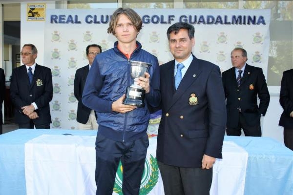 Marcus Svensson, campeón de la Copa de Andalucía Masculina 2017 junto al Presidente de la RFGA, Pablo Mansilla