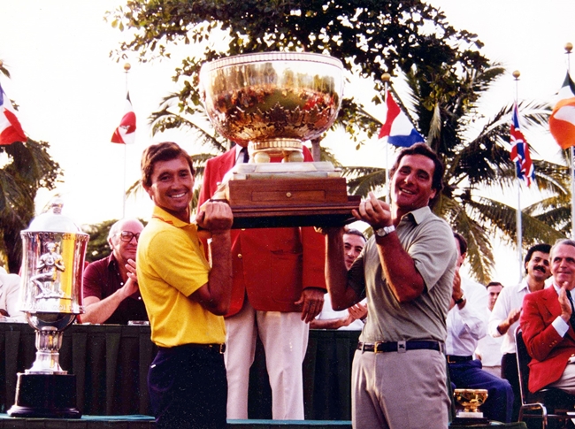 Manolo Piñero y José María Cañizares levantando la Copa del Mundo en Acapulco en 1982