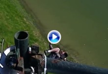 Este cámara se jugó el físico para impedir que la visera de Mickelson cayese al agua (VÍDEO)