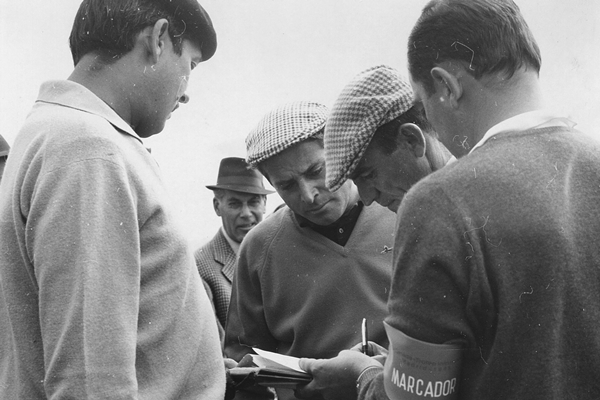 Los representantes españoles Ramón Sota y Ángel Miguel revisando las tarjetas