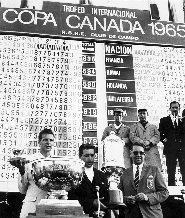 Los sudafricanos Harold Henning y Gary Player recogiendo los trofeos que los acreditaban como vencedores de la Canada Cup