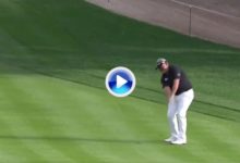El Golf es duro: Clarke protagonizó el peor golpe del día en Dubái con un socket de campeonato (VÍDEO)