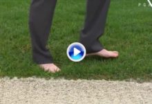 Curioso: Jim Furyk se descalzó para jugar la bola desde el búnker. Quiso asegurar el stance (VÍDEO)