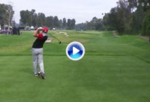 El Golf es duro: Sergio García falla el driver desde el tee y un cámara se lleva el bolazo y el susto (VÍDEO)