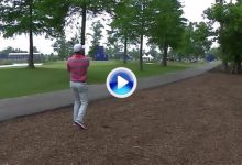 El Golf es duro: Rose no encontró el hueco entre los árboles y la bola casi le impacta en la cara (VÍDEO)