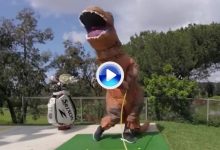 Descubran a Ralph, el dinosaurio que realiza Trick Shots mientras aprende a jugar (VÍDEO)